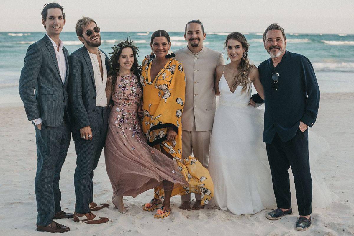 Mau y Sara junto a su familia en su boda. Mau y Sara junto a su familia en su boda.