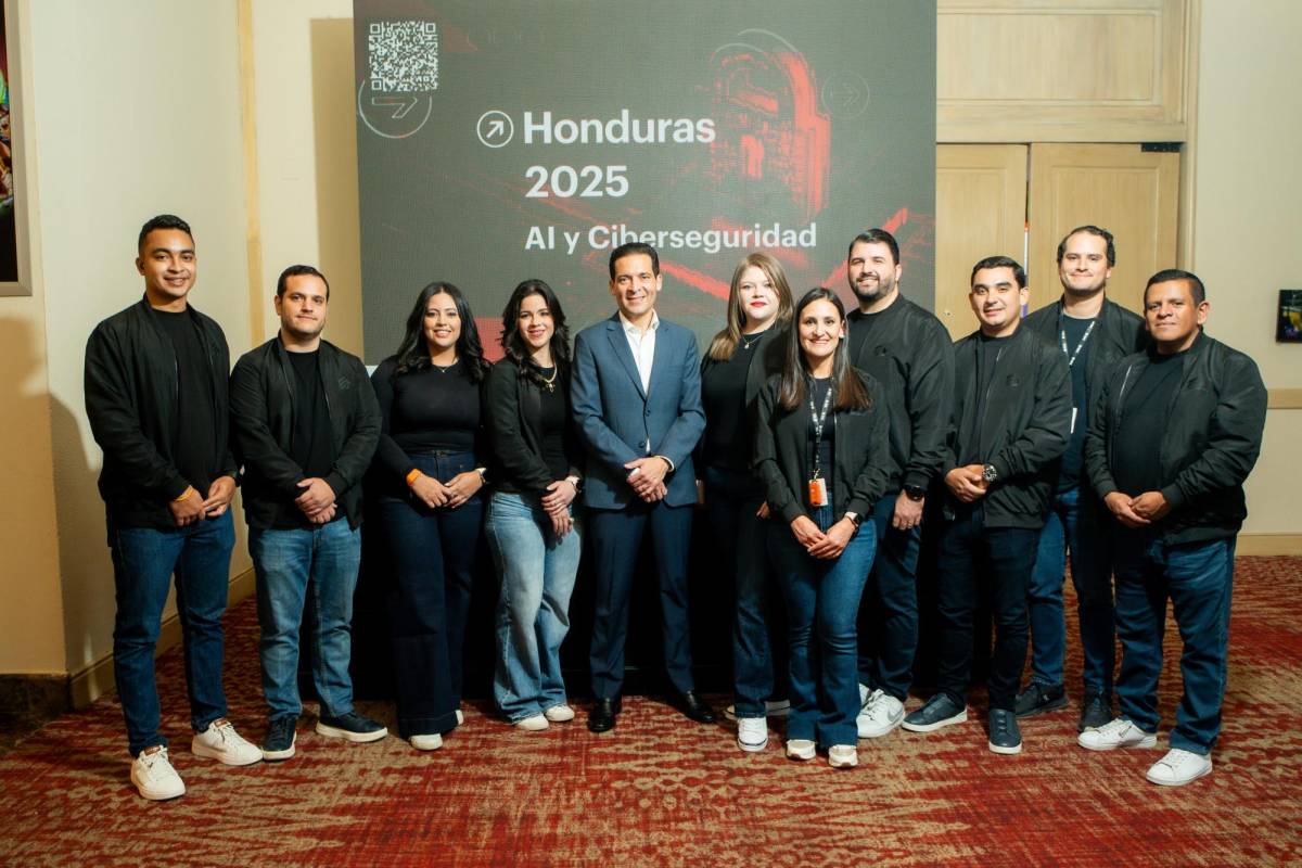 Carlos Handal, Presidente Ejecutivo BAC Honduras, junto al equipo de Banca de Empresas. Carlos Handal, Presidente Ejecutivo BAC Honduras, junto al equipo de Banca de Empresas.