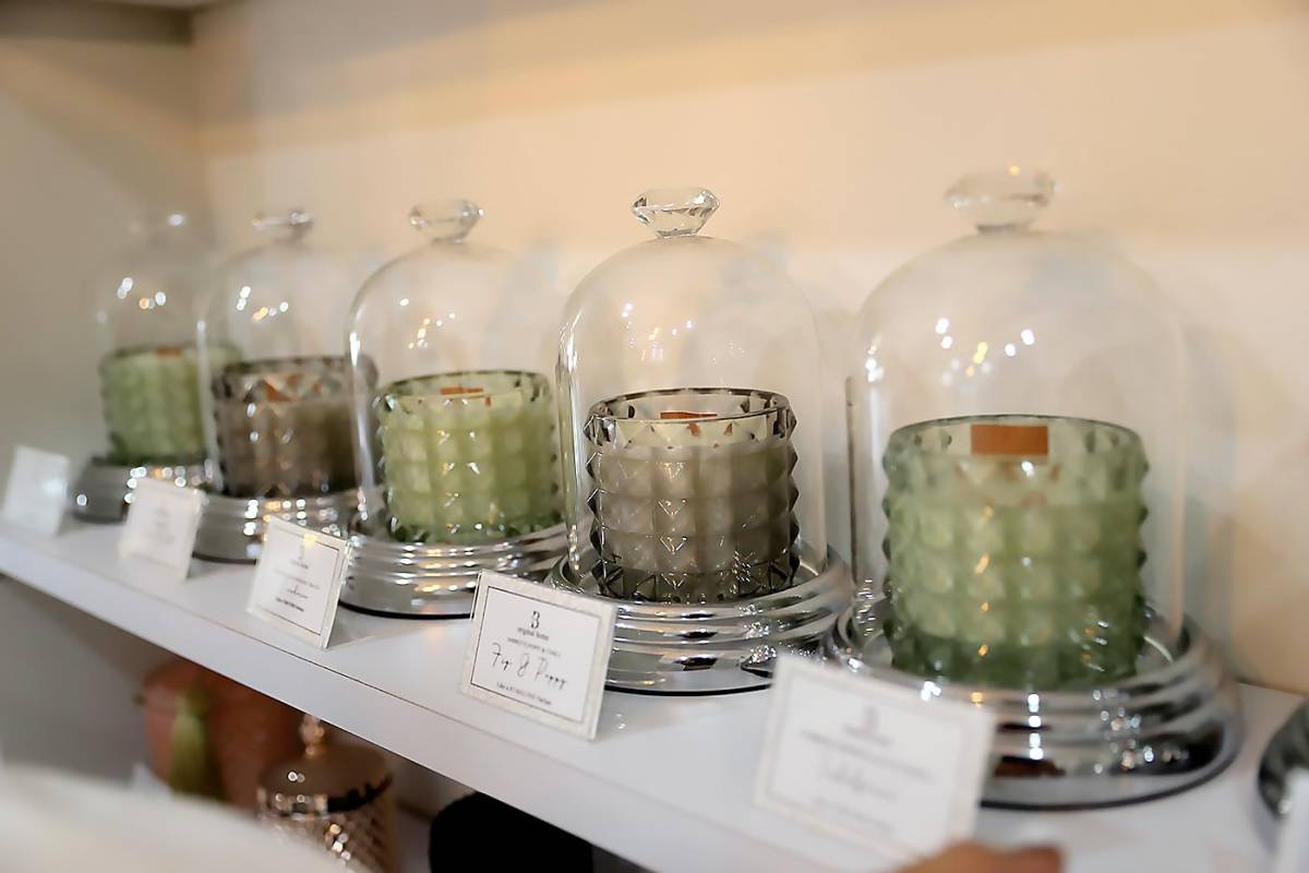 Las velas pueden adquirirse en diferentes frascos e incluso se pueden llevar posteriormente para refill Las velas pueden adquirirse en diferentes frascos e incluso se pueden llevar posteriormente para refill