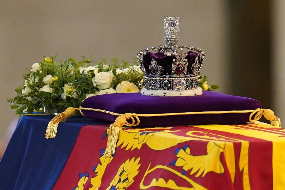 Sobre el féretro de la monarca inglesa descansa la corona imperial Sobre el féretro de la monarca inglesa descansa la corona imperial