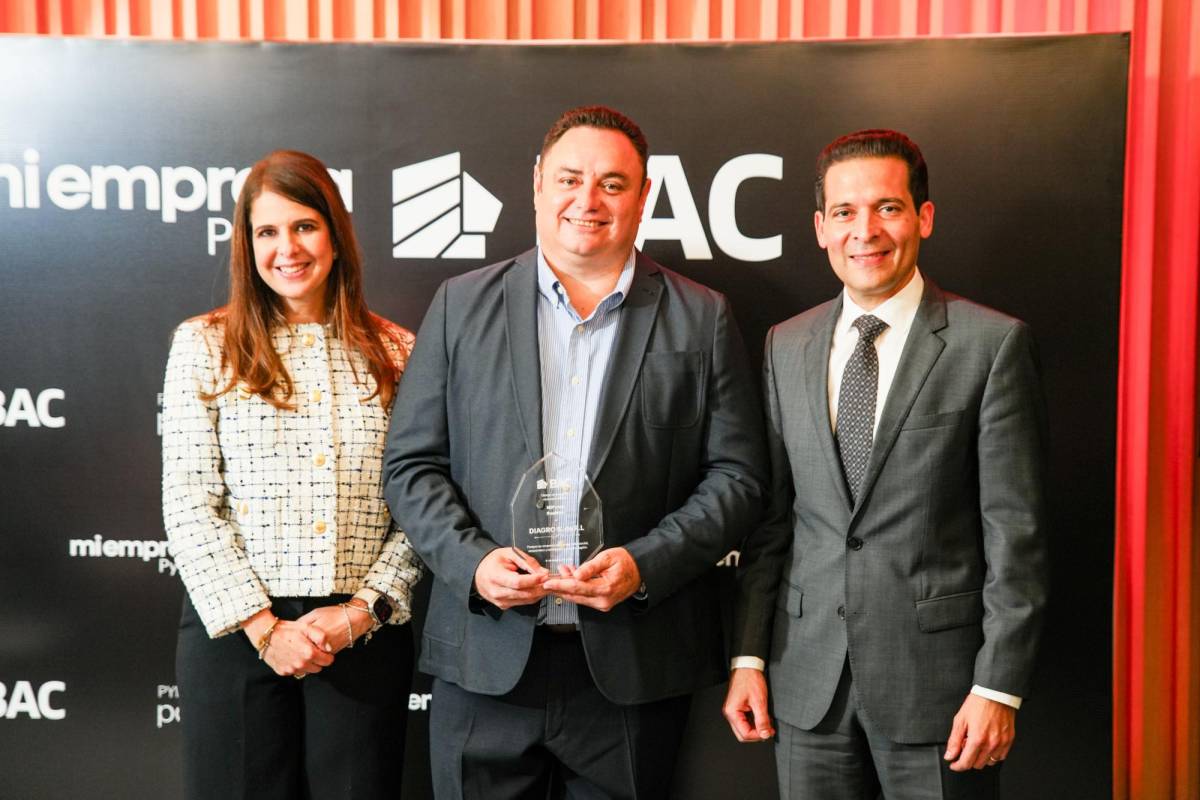 Melissa Stefan, Vicepresidente Banca de Empresas Regional, David Valle, propietario de la empresa DIAGRO, y Carlos Handal, Presidente Ejecutivo de BAC Honduras. Melissa Stefan, Vicepresidente Banca de Empresas Regional, David Valle, propietario de la empresa DIAGRO, y Carlos Handal, Presidente Ejecutivo de BAC Honduras.