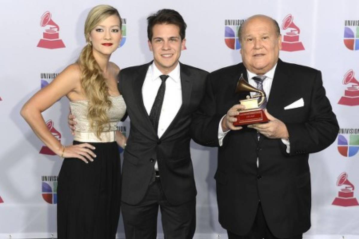 Leo Dan en el año 2012 recibió el premio Grammy Latino a la excelencia musical. Leo Dan en el año 2012 recibió el premio Grammy Latino a la excelencia musical.