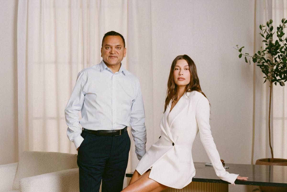 Tarang Amin, CEO de Elf Beauty y Hailey Bieber. Tarang Amin, CEO de Elf Beauty y Hailey Bieber.