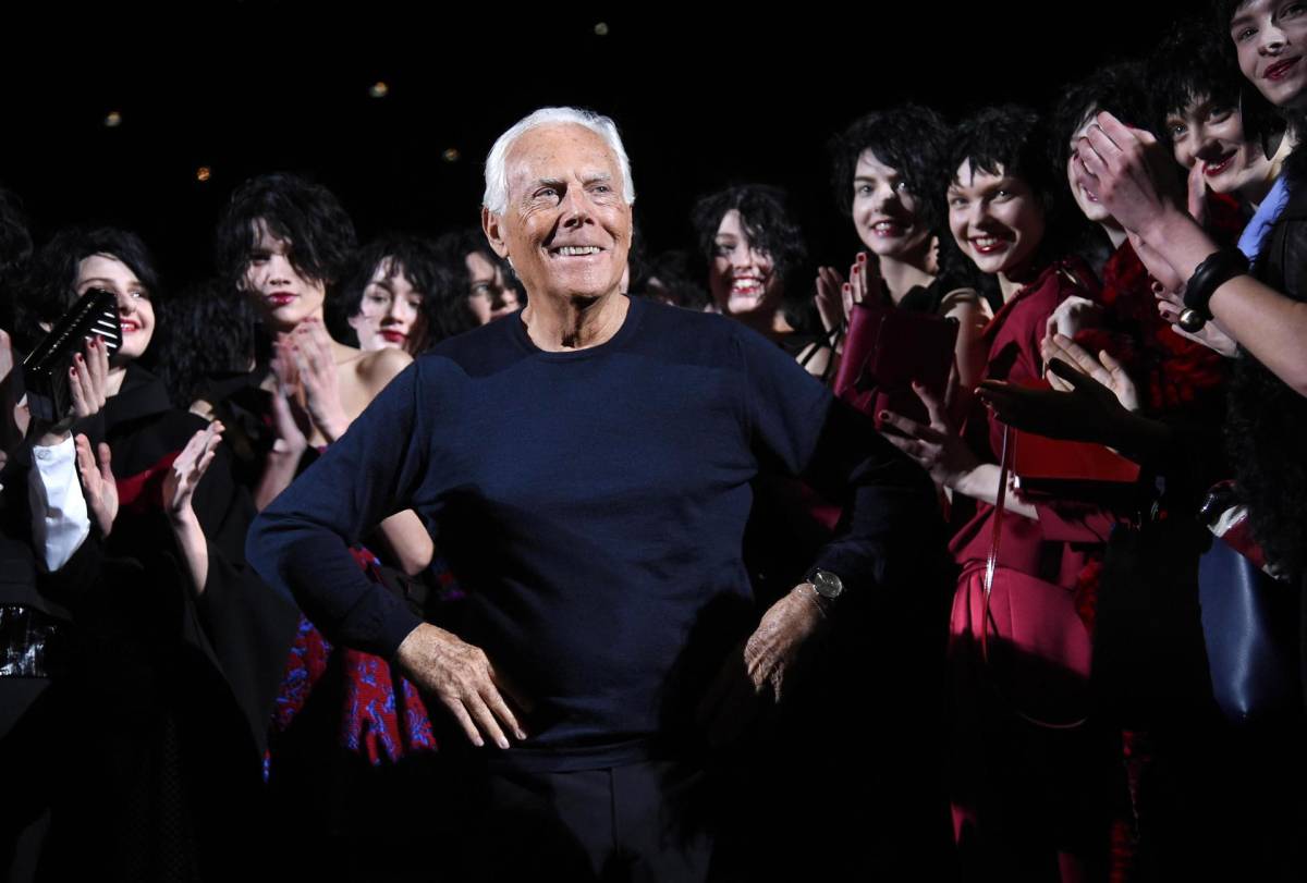Armani al final de su pasarela Fall/Winter 2015/16 en Milán Armani al final de su pasarela Fall/Winter 2015/16 en Milán