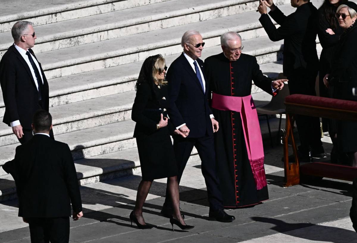 Joe y Jill Biden en llegando a la Plaza de San Pedro para el funeral del Papa Francisco. Joe y Jill Biden en llegando a la Plaza de San Pedro para el funeral del Papa Francisco.