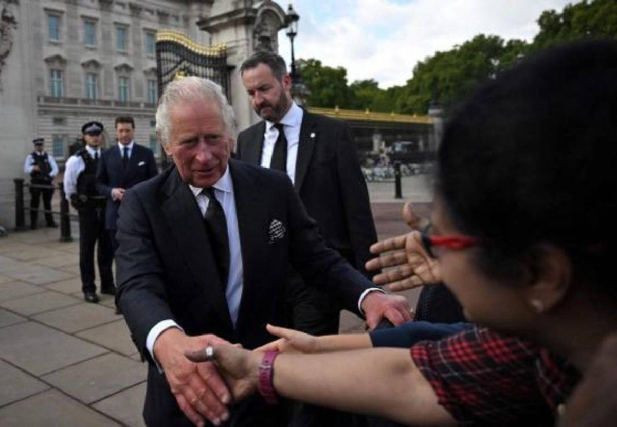 El rey Carlos III llega al Palacio de Buckingham y es ovacionado con un “¡Dios salve al rey!” El rey Carlos III llega al Palacio de Buckingham y es ovacionado con un “¡Dios salve al rey!”