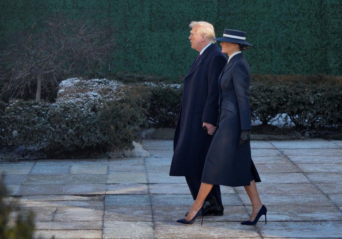 Donald y Melania Trump, quien eligió un look sobrio, en azul oscuro Donald y Melania Trump, quien eligió un look sobrio, en azul oscuro