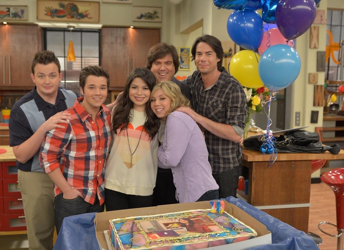 Elenco de iCarly con Dan Schneider. Elenco de iCarly con Dan Schneider.