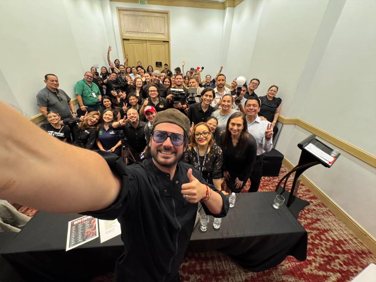 Simpático, sencillo y encantador, el cantante chileno conversó con la prensa y se tomó el tiempo para una selfie. Simpático, sencillo y encantador, el cantante chileno conversó con la prensa y se tomó el tiempo para una selfie.