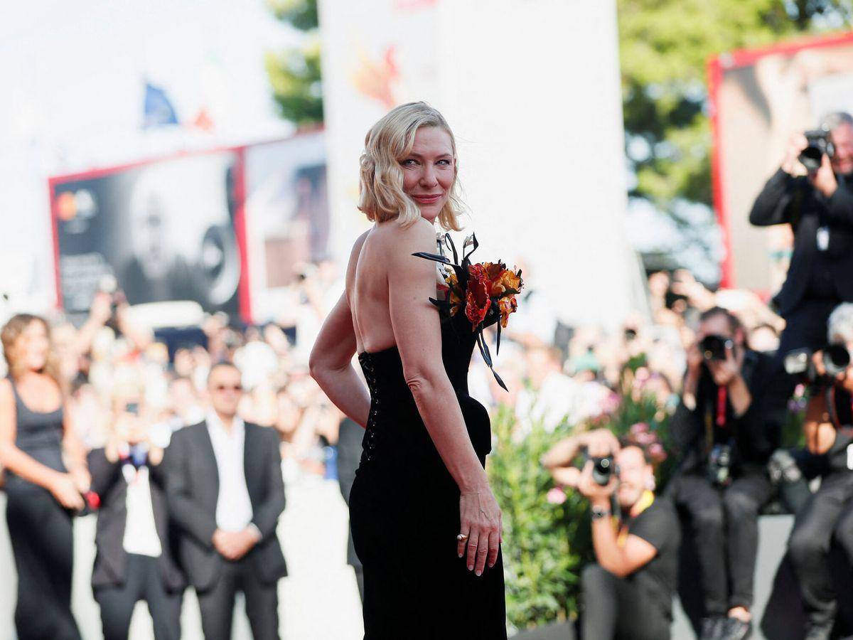 La actriz con un atuendo de Schiaparelli en la edición 2022 del Festival de Cine de Venecia La actriz con un atuendo de Schiaparelli en la edición 2022 del Festival de Cine de Venecia