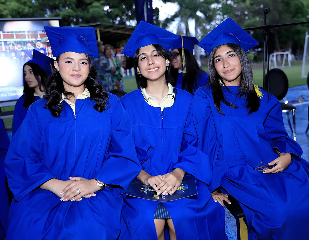 En una tarde llena de emociones y orgullo, los seniors 2025 de la Summer Hill School celebraron la culminación de su etapa escolar. Durante la ceremonia, recibieron sus tan esperados diplomas y fueron reconocidos por su desempeño académico. Un momento inolvidable que marcó el cierre de un capítulo y el inicio de nuevas metas por alcanzar.<b> En la foto: Alison Chávez, Alejandra Molina y Ahtziri Zúniga.</b>
