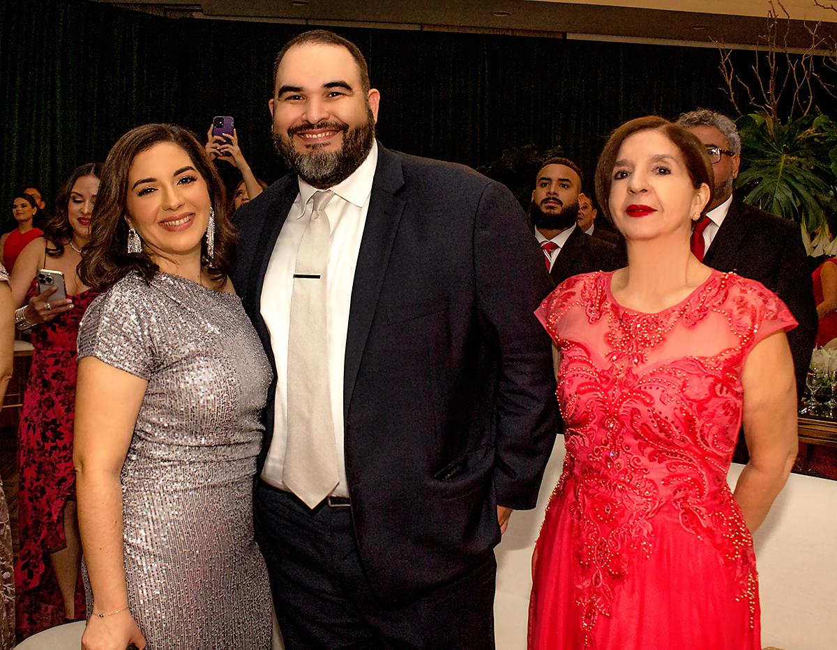 Edmunda y André Toro con Reyna Pineda