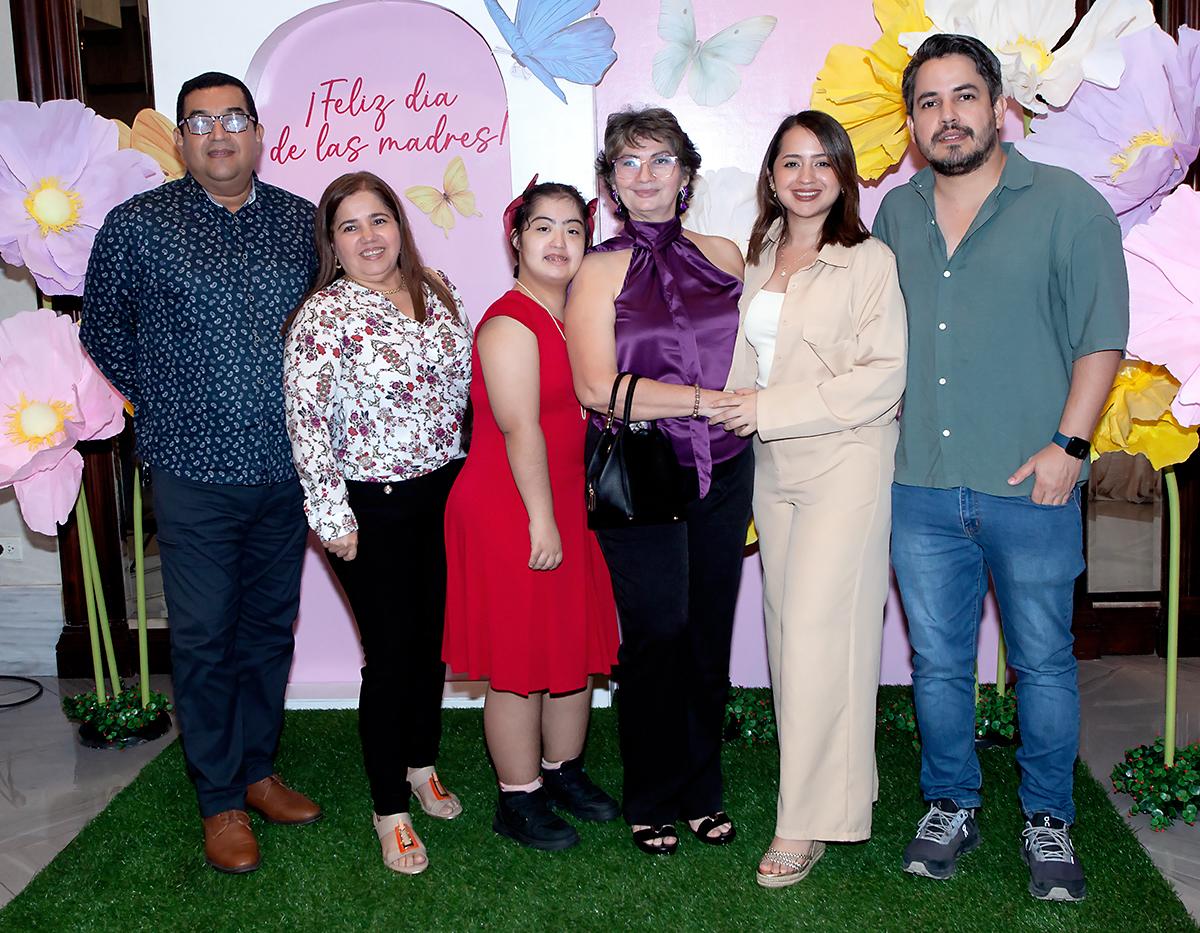 Ramón Bustillo, Dina Pérez, Gelyi Madrid, Rosa Madrid, Blanca Yarexi Cardona y Héctor Medina.