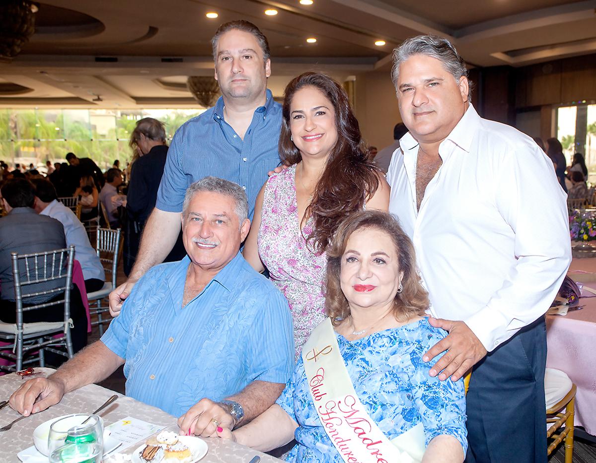 El Club Hondureño Árabe celebró con gran éxito una de sus tradiciones más queridas: el Mother’s Day Brunch, una mañana llena de alegría, música, sabor y sorpresas para honrar a las madres, quienes son el corazón de cada familia. Con una asistencia vibrante y entusiasta, el evento reunió a socias, clientas y colaboradoras del Club en un ambiente cálido y festivo. Desde la entrada, las invitadas fueron recibidas con música en vivo por la violinista Dubis Oviedo, y durante el brunch, el talento de Daniel Ochoa ambientó la jornada con una selección especial de temas para celebrar el amor y la maternidad. En la foto: Rommel, Tatiana, Basilio con sus padres Basilio y Suyapa Fuschich.
