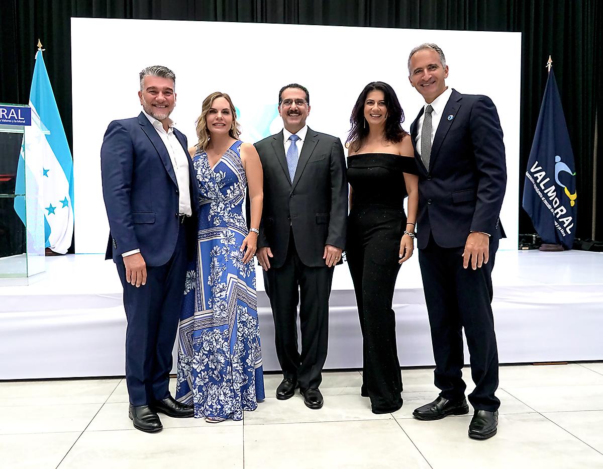 Marco y Rosa María Raudales con Jorge Panayotti, Jessica y George Faraj