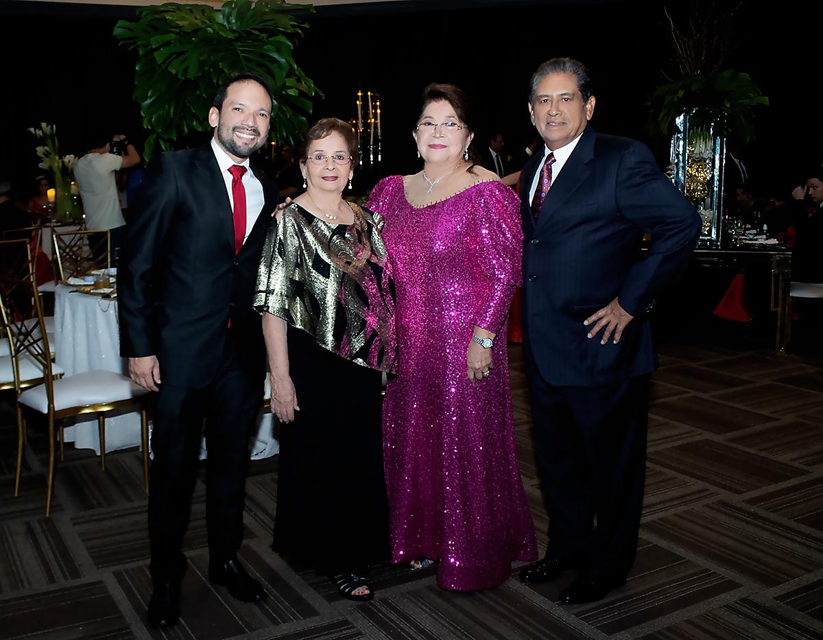 Cesar y Rosalía Romero con Francisca y Vicente Carrión.