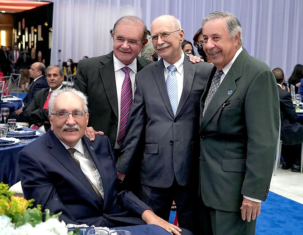  El galardonado Marco Antonio Raudales con Alberto Diaz Lobo, Vicente Williams y Johnny Marinaky