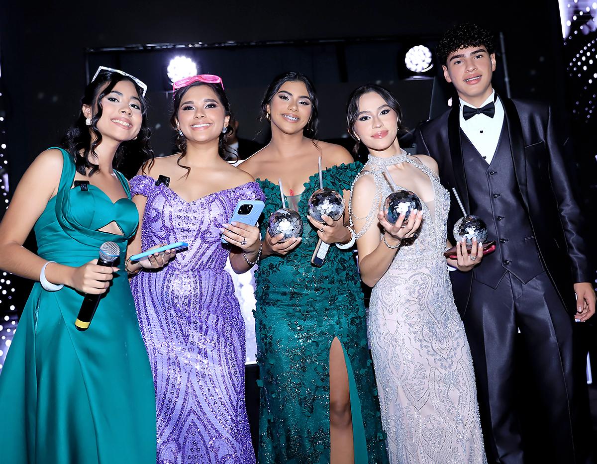 Los seniors 2025 de la Mayan School celebraron su prom night con una fiesta temática disco que deslumbró por completo. Entre luces brillantes, música vibrante y mucho estilo, vivieron una noche mágica llena de emoción, diversión y momentos que quedarán grabados en su memoria para siempre.