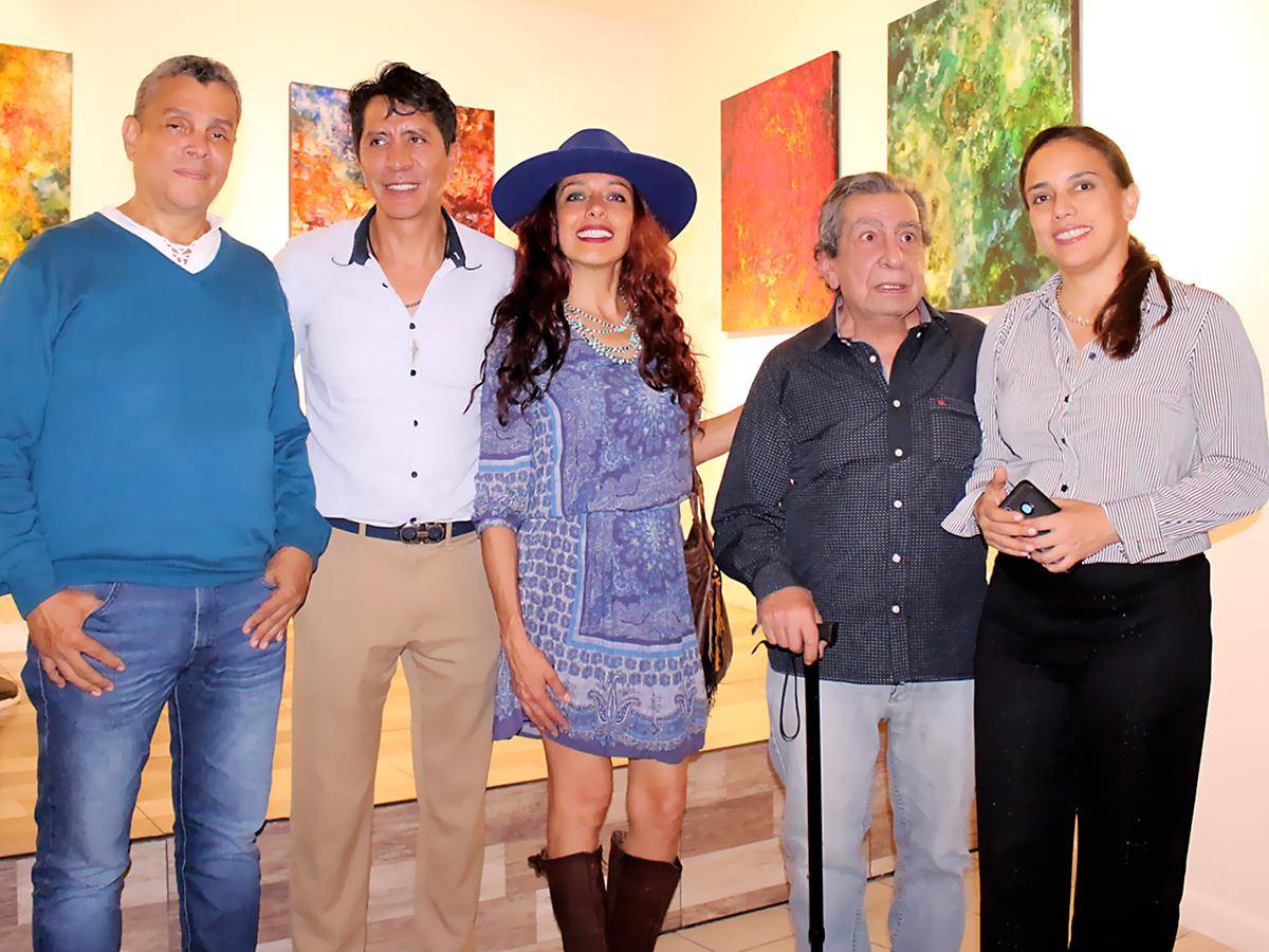 Entre los asistentes a la exposición se encontraba el famoso escultor colombiano Alejandro Valencia Tejada (cuarto a la derecha) junto a la directora de la galería, Liliana Ortiz Entre los asistentes a la exposición se encontraba el famoso escultor colombiano Alejandro Valencia Tejada (cuarto a la derecha) junto a la directora de la galería, Liliana Ortiz