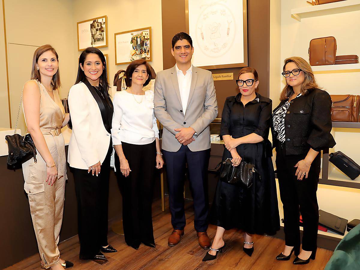 Pamela Cruz, Johanna Martínez, Magda J. de Martínez, Esteban Martínez, Blanca Bendeck y Raquel Martínez. Pamela Cruz, Johanna Martínez, Magda J. de Martínez, Esteban Martínez, Blanca Bendeck y Raquel Martínez.