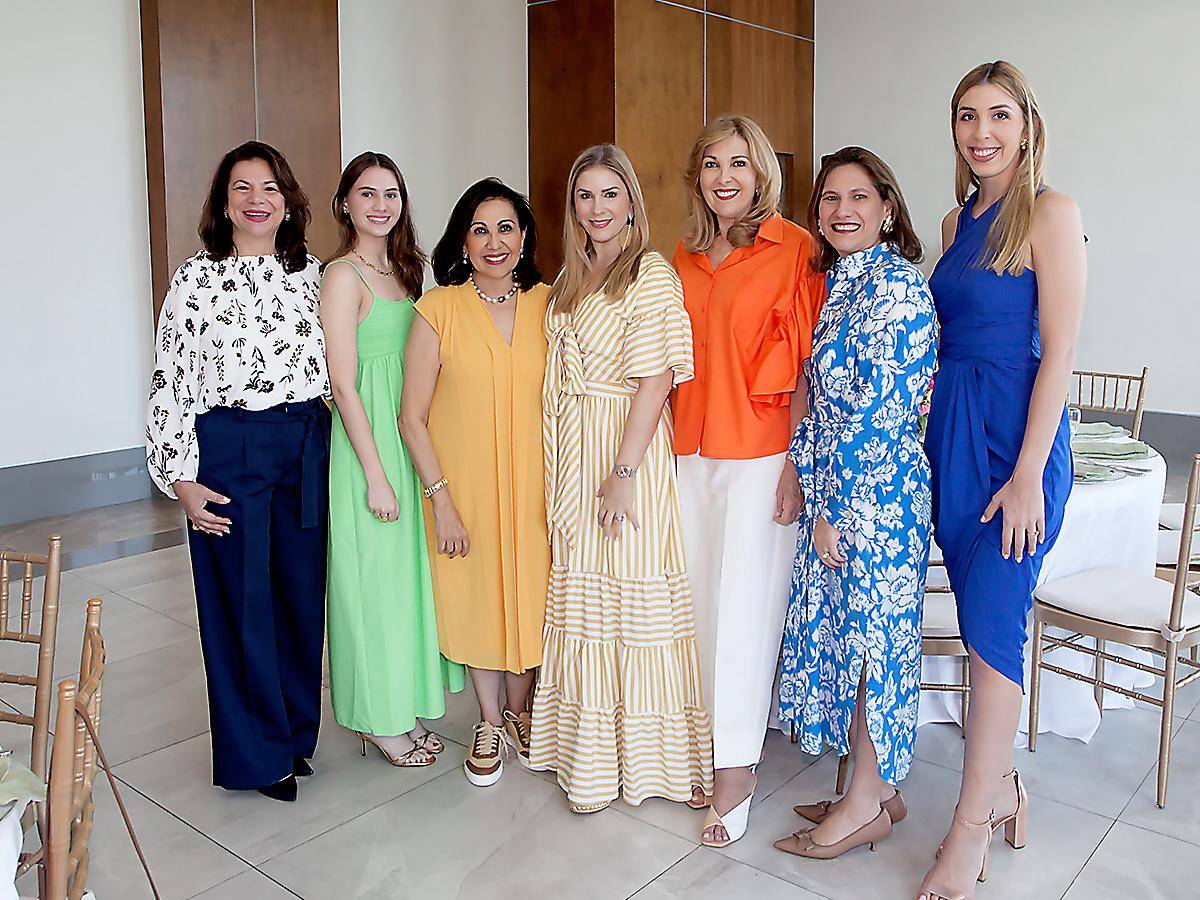 Ruth Reyes, Jacky de Rodríguez, Carolina de Canahuati, la homenajeada Andrea Sarmiento, Mildred de Handal, Elena de Handal, Alejandra Handal y Zobeida de Saybe. Ruth Reyes, Jacky de Rodríguez, Carolina de Canahuati, la homenajeada Andrea Sarmiento, Mildred de Handal, Elena de Handal, Alejandra Handal y Zobeida de Saybe.