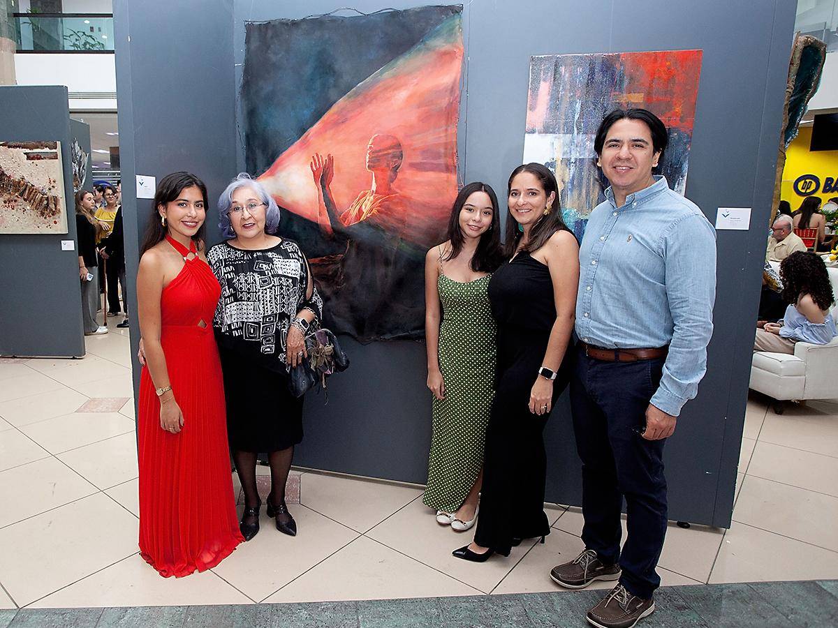Paula Cervantes, Eugenia Beatriz Hernández, Elisa Cervantes,Melissa Flores y Danilo Cervantes. Paula Cervantes, Eugenia Beatriz Hernández, Elisa Cervantes,Melissa Flores y Danilo Cervantes.