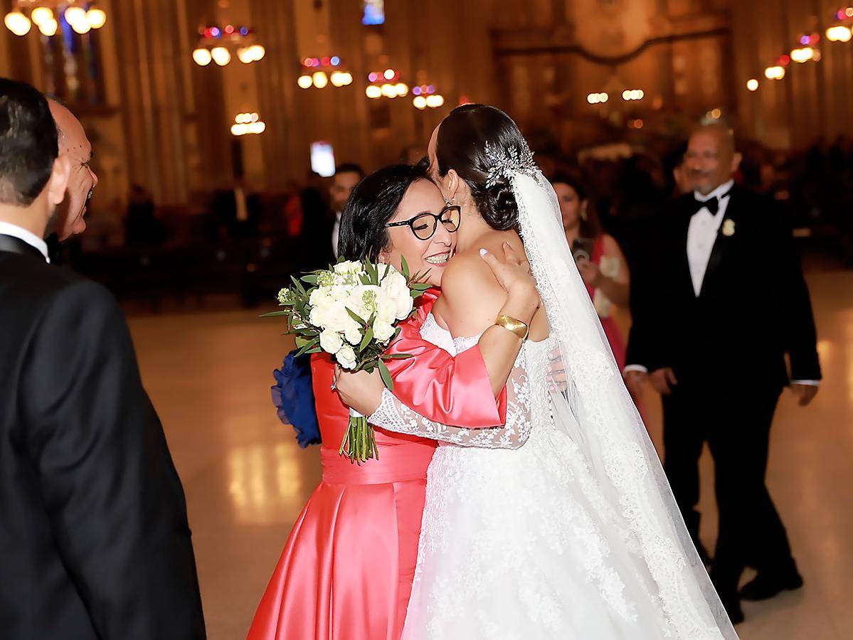 Y el sueño de toda novia es llegar a encontrar a la pareja correcta y el de la madre es que ella sea feliz, ¡Viva el amor! Y el sueño de toda novia es llegar a encontrar a la pareja correcta y el de la madre es que ella sea feliz, ¡Viva el amor!