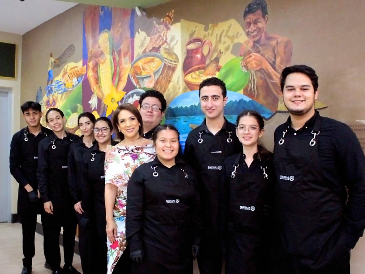 Rosalpina Rodríguez con los futuros egresados de la carrera de gastronomía de Unitec: Raúl Camacho, Mayan Ruiz, Samer Abualzulof, Daniela Amador, Gerson Velásquez, Sofía Martínez, María Vilches, Diego Torres y Alejandro Aguilera