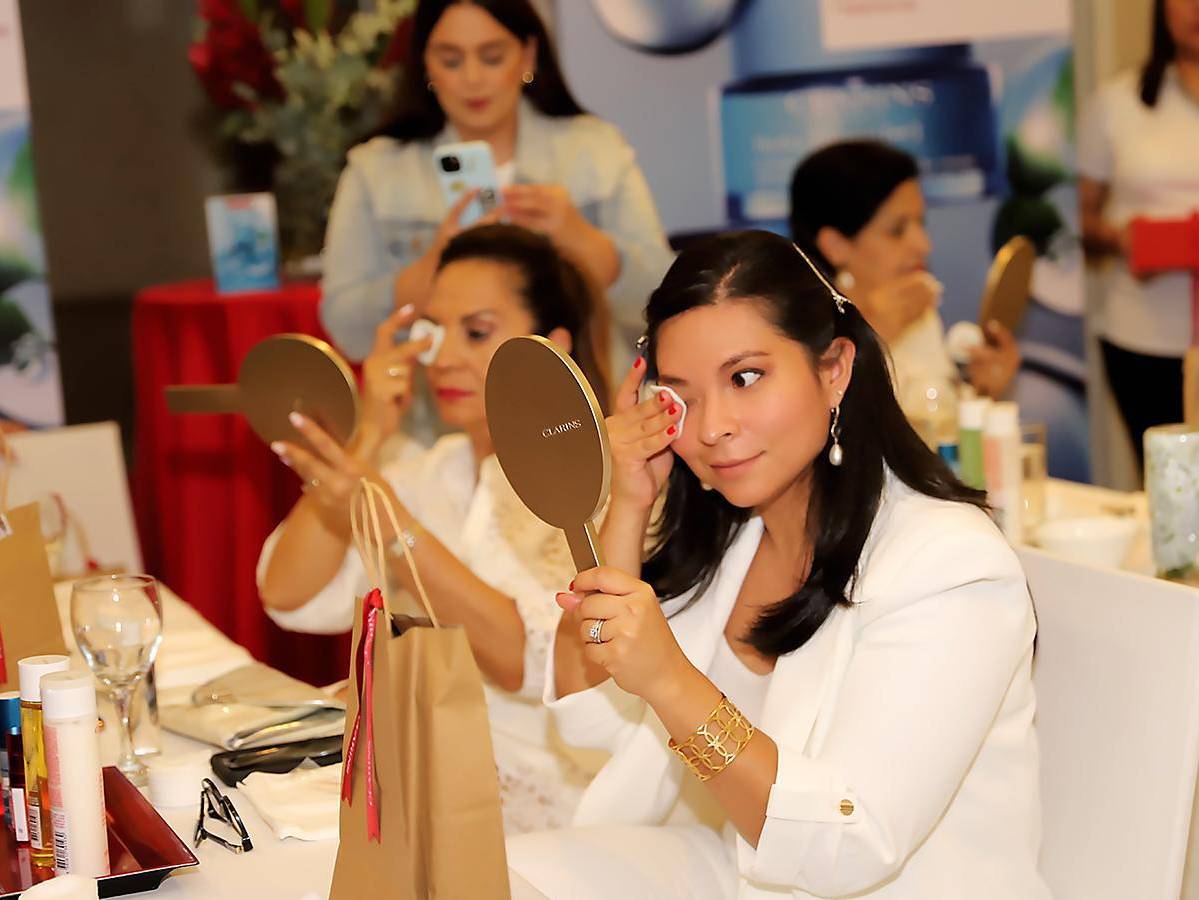 Clarins realiza masterclass con la beauty trainer Alejandra Andrade Clarins realiza masterclass con la beauty trainer Alejandra Andrade