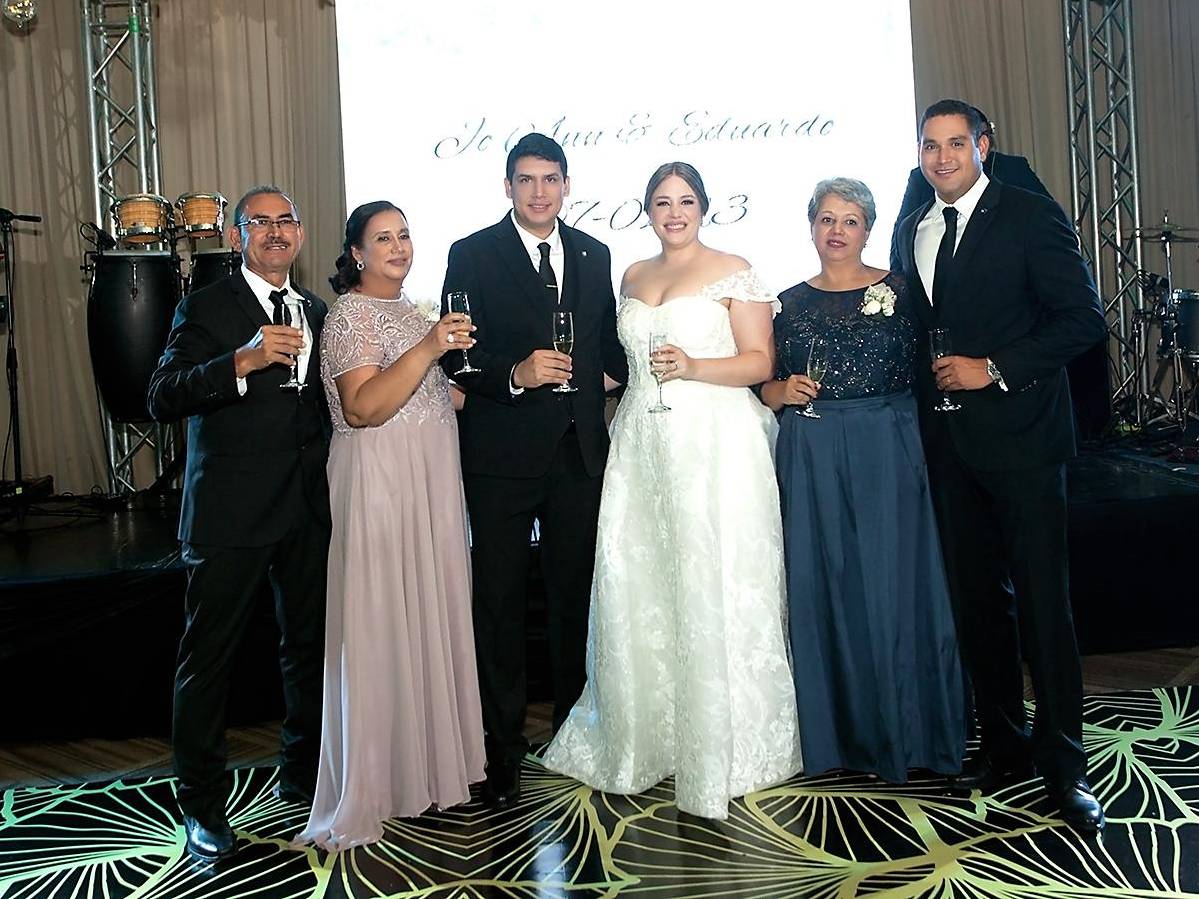 Melvin, Roxana y Eduardo Ávila con Jo Ann Marie Heyer, Carolina y su hermano Joel Francisco Heyer, durante el brindis. Melvin, Roxana y Eduardo Ávila con Jo Ann Marie Heyer, Carolina y su hermano Joel Francisco Heyer, durante el brindis.