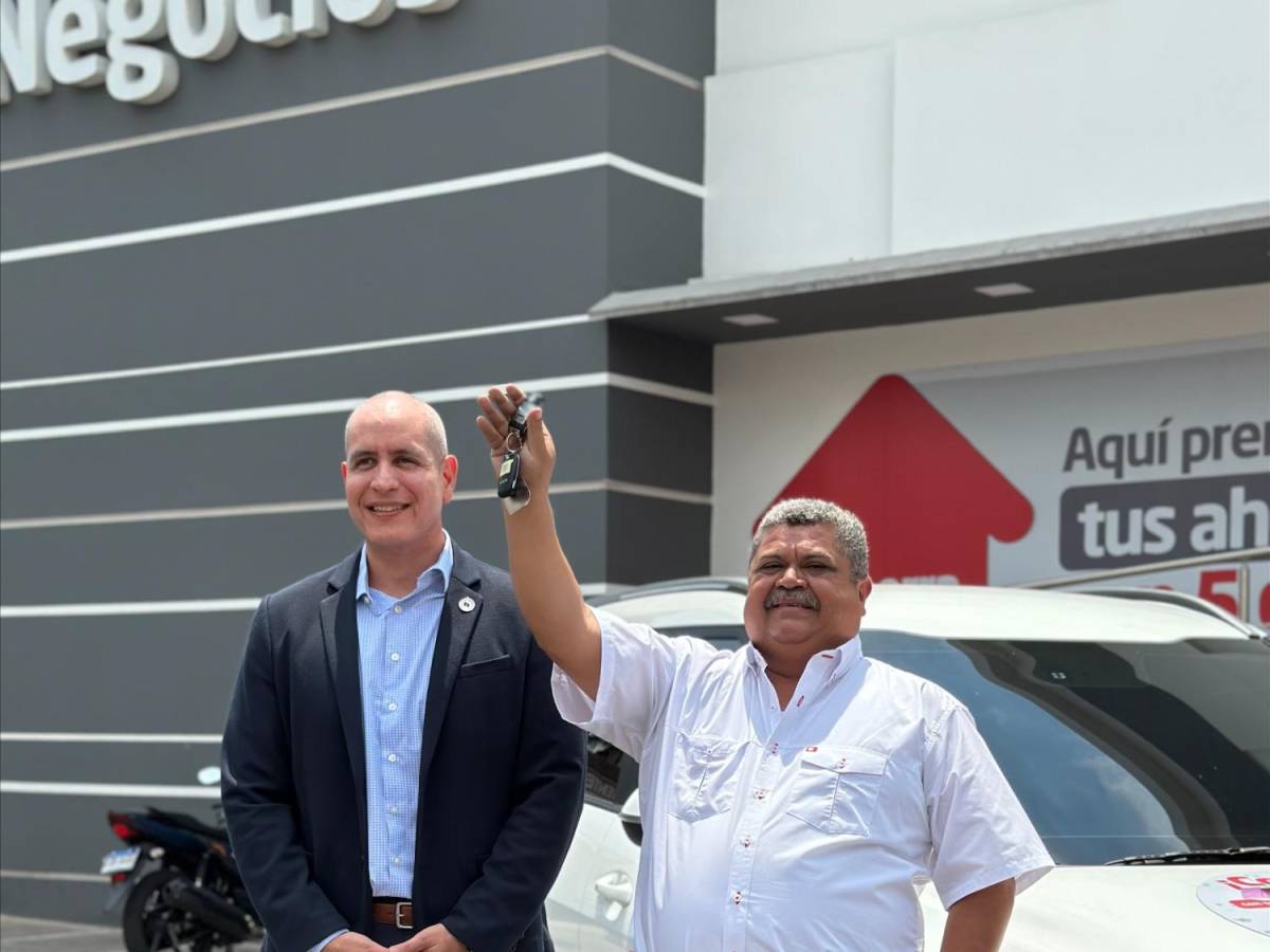 Christopher Duque, Vicepresidente de Medios de Pago de Banco Atlántida, junto a Douglas Laínez.