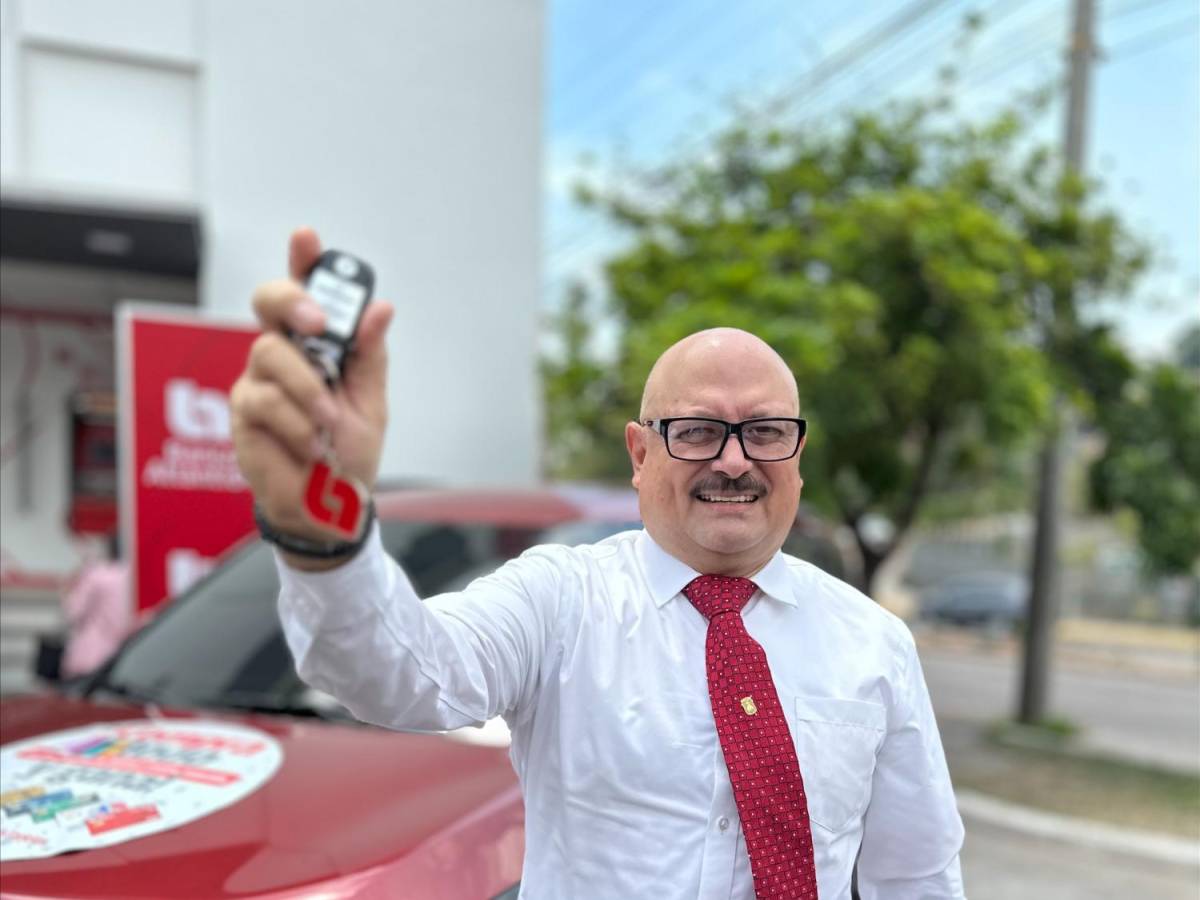 Ronie Flores de Tegucigalpa, ganador de un Kia Carens 2023.