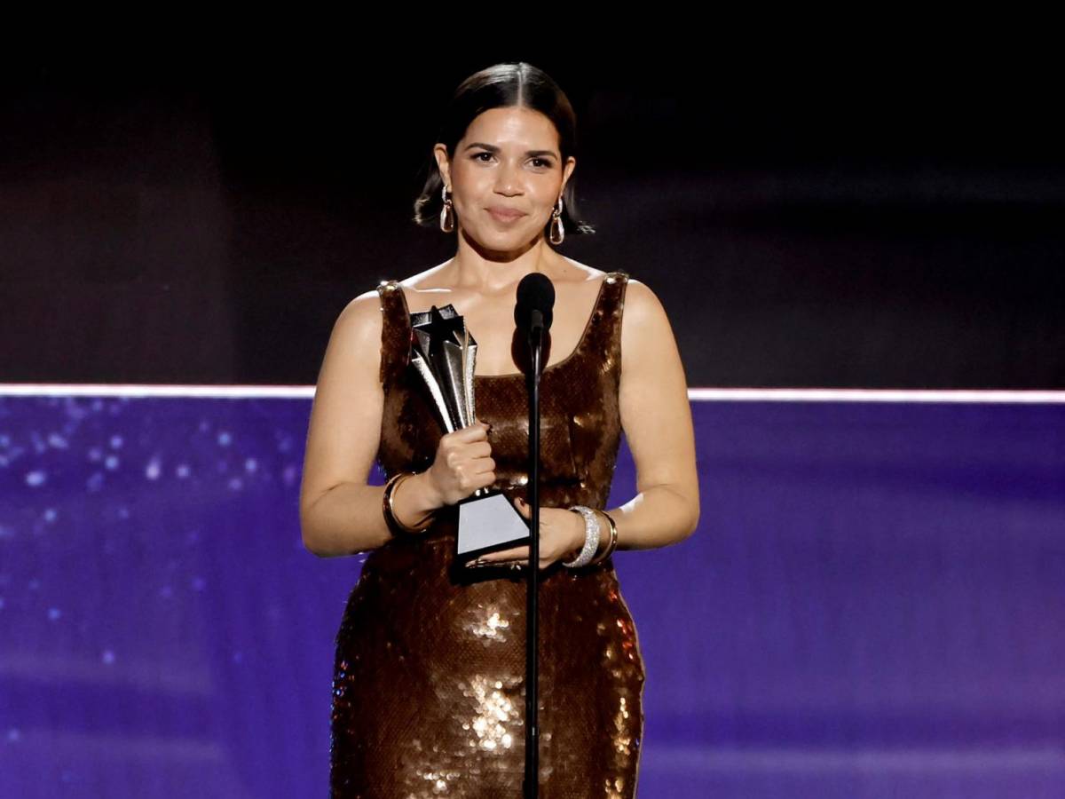 America Ferrera lució un vestido columnar bordado en lentejuelas café, custom made, de la colección Resort 2024 de Alberta Ferretti, que complementó con chunky gold bangles, aretes y anillo de Pomellato