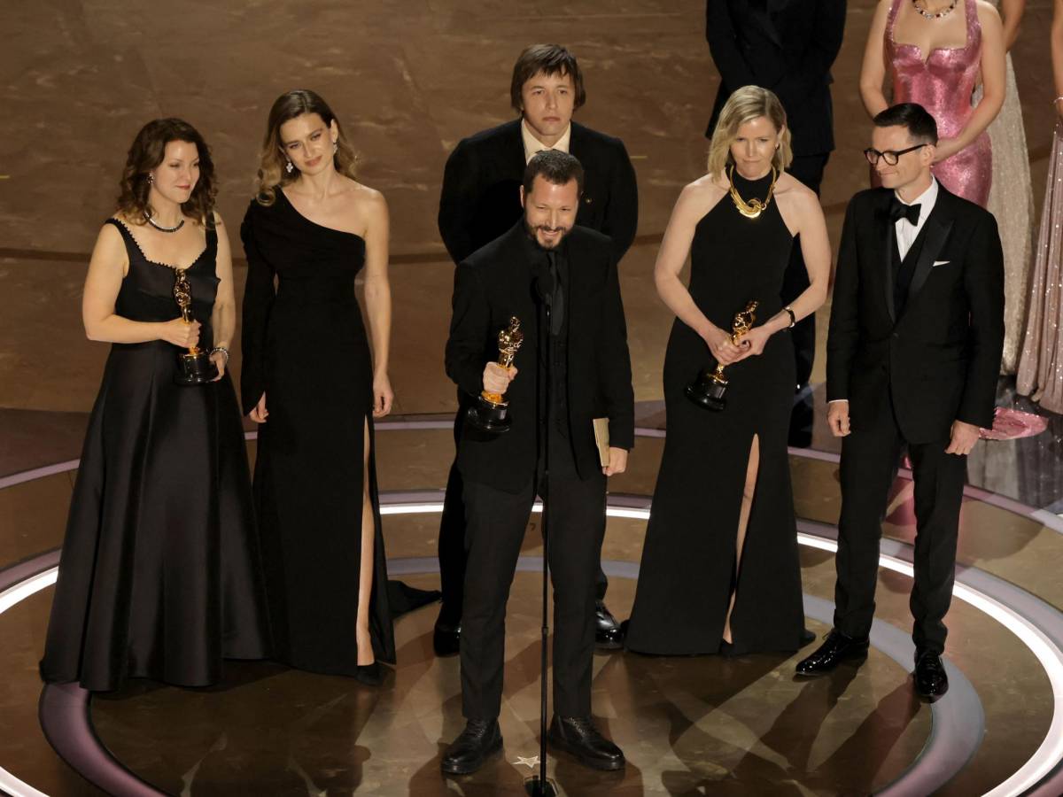El director y equipo detrás de <i>20 days in Mariupol </i>al momento de recibir el Oscar El director y equipo detrás de <i>20 days in Mariupol </i>al momento de recibir el Oscar
