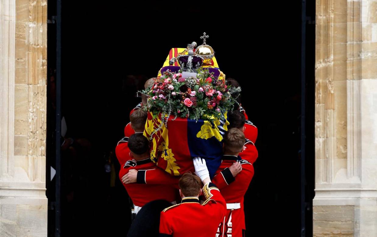 Los pall bearers ingresan el ataúd de la reina Isabel II a la capilla St. George en el castillo de Windsor, su destino final luego del Funeral de Estado en la abadía de Westminster (Photo by Jeff J Mitchell / POOL / AFP)