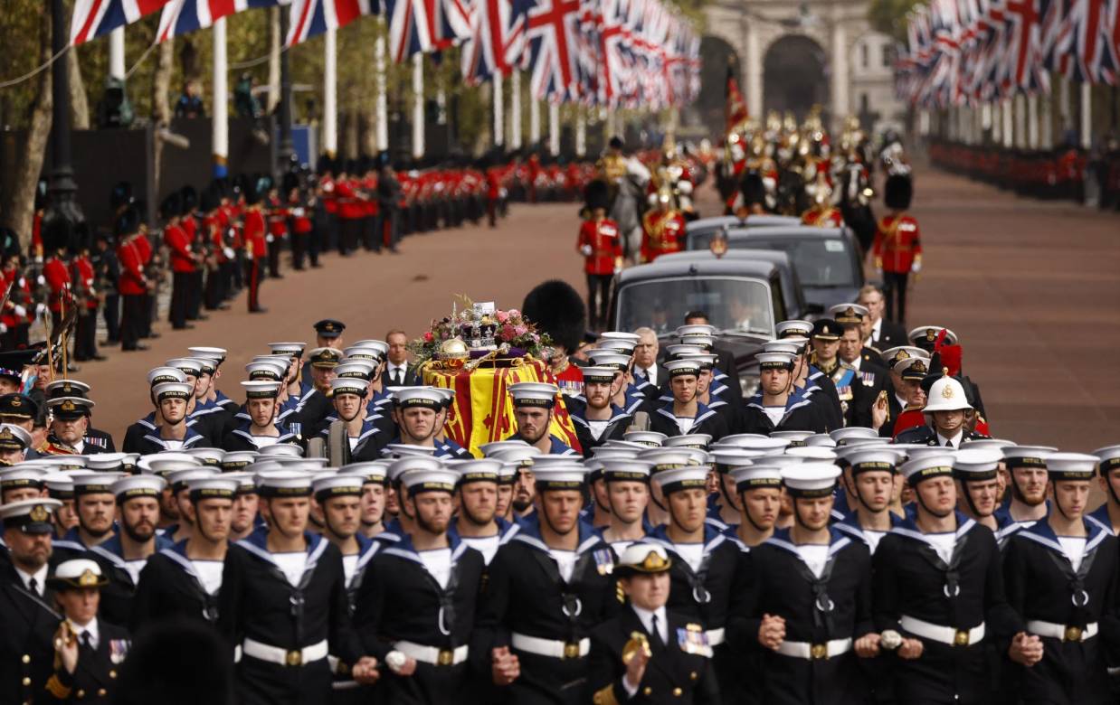 Los Royal Navy sailors desfilan al frente y detrás del ataúd de la reina Isabel II al comenzar la procesión desde la Abadía de Westminster hasta Wellington Archm, simbolizando el último recorrido de la monarca por las calles de Londres (Photo by Odd ANDERSEN / AFP)