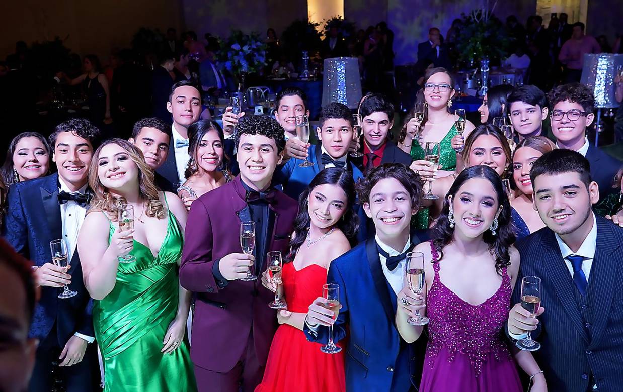 Una noche inolvidable para la generación 2022 de la Escuela Bilingüe Valle de Sula, en donde la alegría, las felicitaciones y la música moderna fueron los ingredientes de la fiesta.