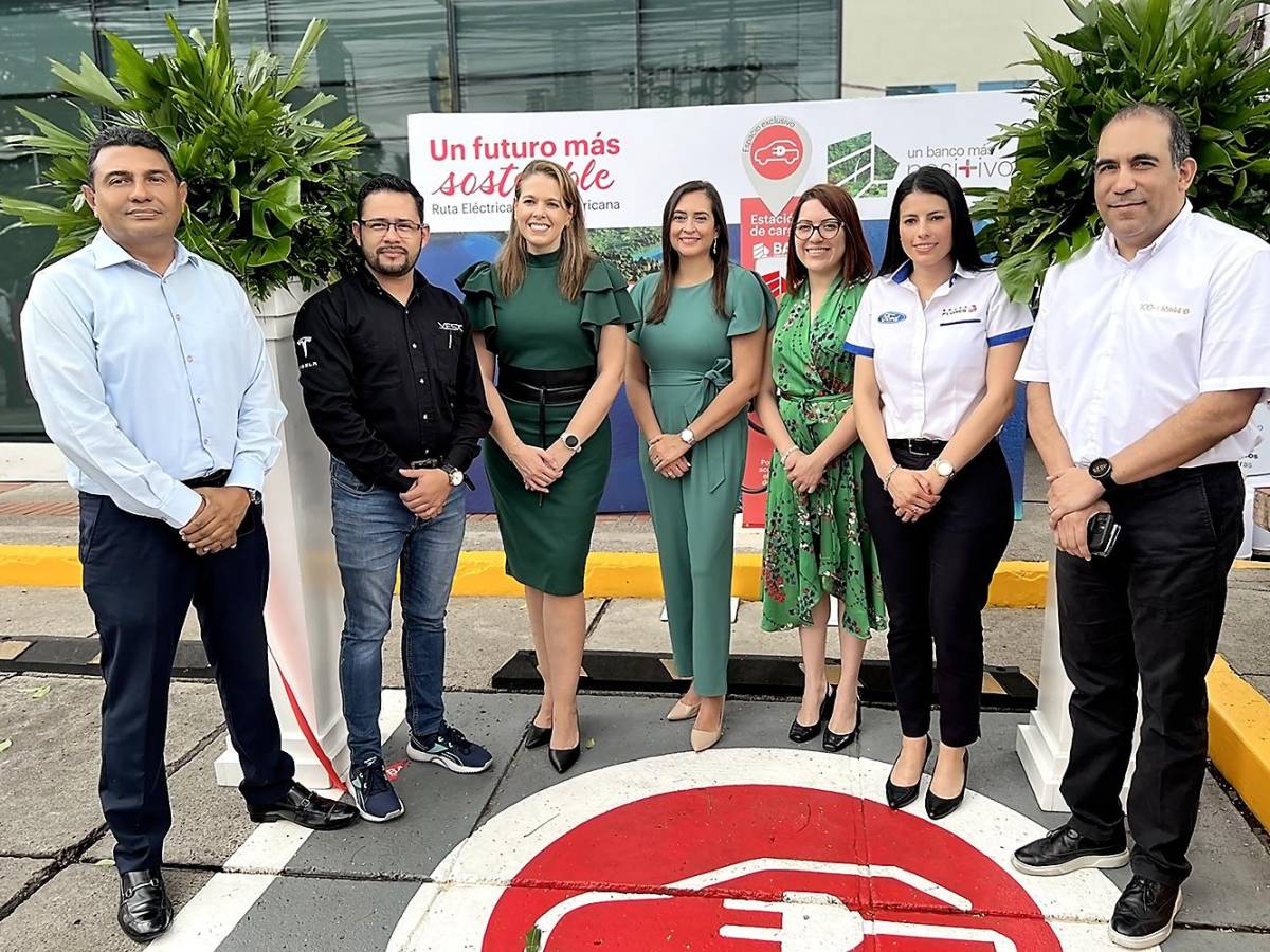 Fabiola Güell, Vicepresidente de Experiencia al Cliente y Canales de Servicios, y Valeria Ríos, Vicepresidente de Mercadeo y Comunicación de BAC con representantes de las distribuidoras de vehículos. Fabiola Güell, Vicepresidente de Experiencia al Cliente y Canales de Servicios, y Valeria Ríos, Vicepresidente de Mercadeo y Comunicación de BAC con representantes de las distribuidoras de vehículos.