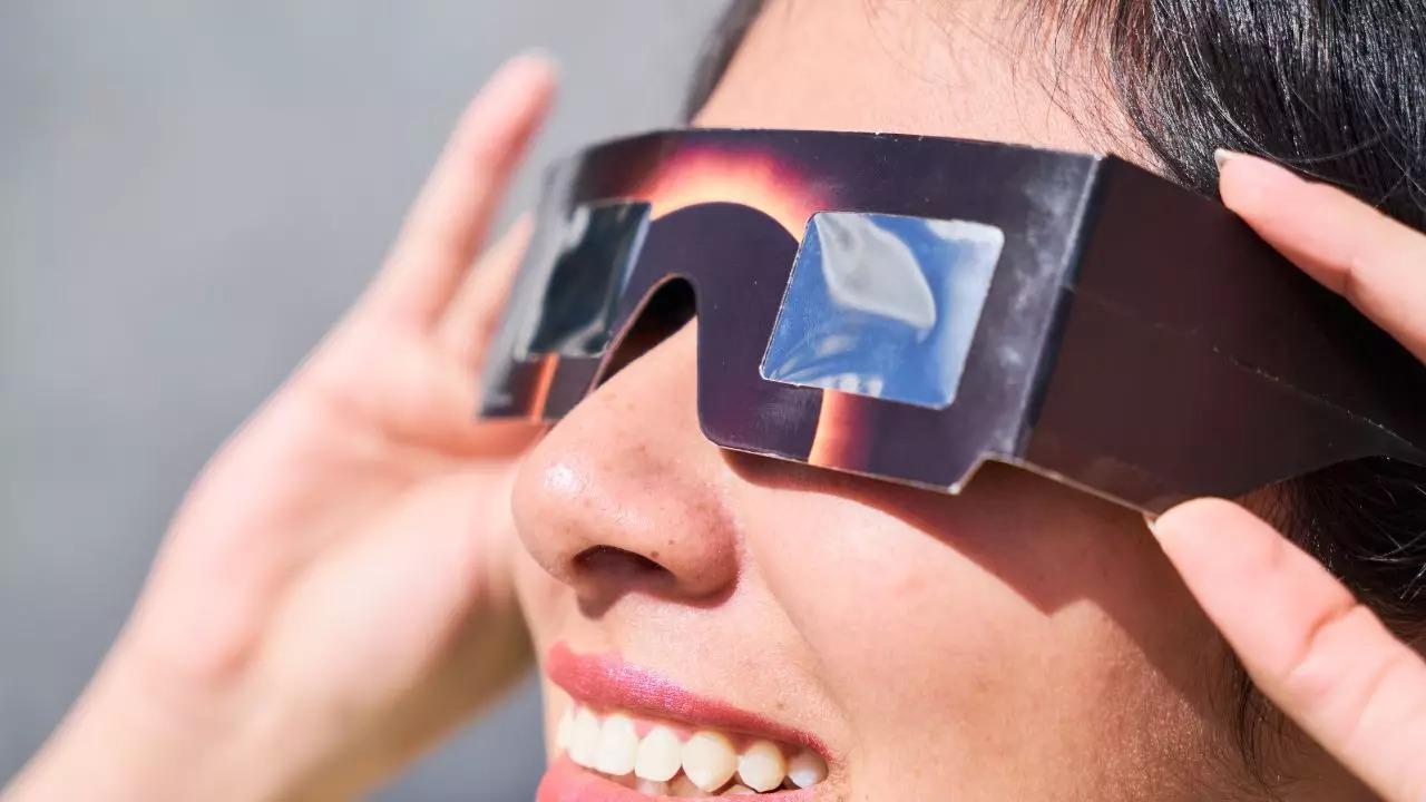 ¿Cuál es el riesgo de ver un eclipse solar sin protección?