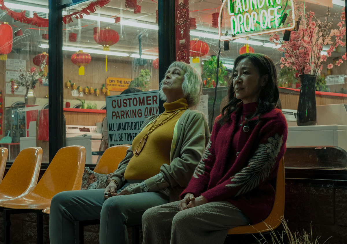En Everything Everywhere All At Once, Michelle Yeoh interpreta a una inmigrante china en Estados Unidos que se ve envuelta en una aventura salvaje en la que solo ella puede salvar el mundo. En Everything Everywhere All At Once, Michelle Yeoh interpreta a una inmigrante china en Estados Unidos que se ve envuelta en una aventura salvaje en la que solo ella puede salvar el mundo.