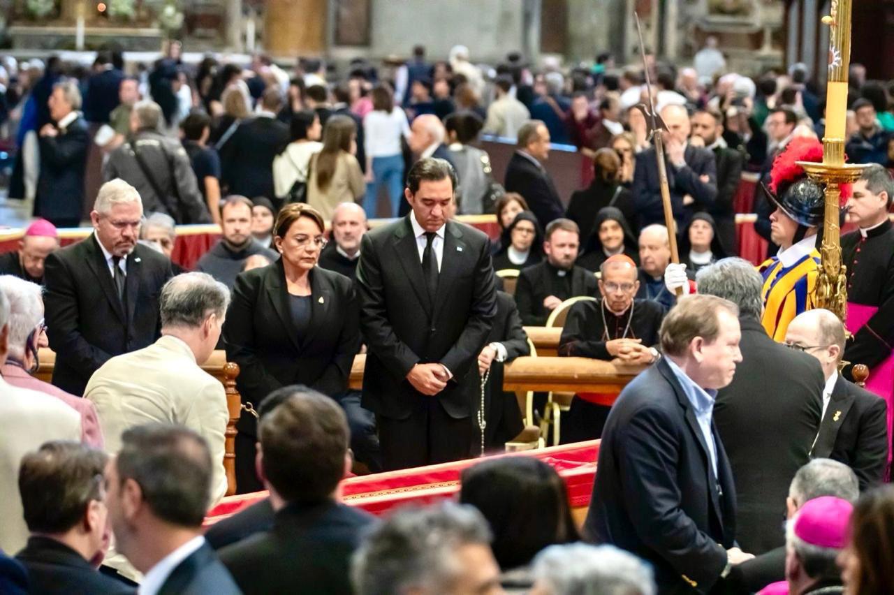 La presidenta de Honduras, Xiomara Castro, viajó a Roma para representar a Centroamérica en este momento histórico, reafirmando los lazos de su país con la Santa Sede.