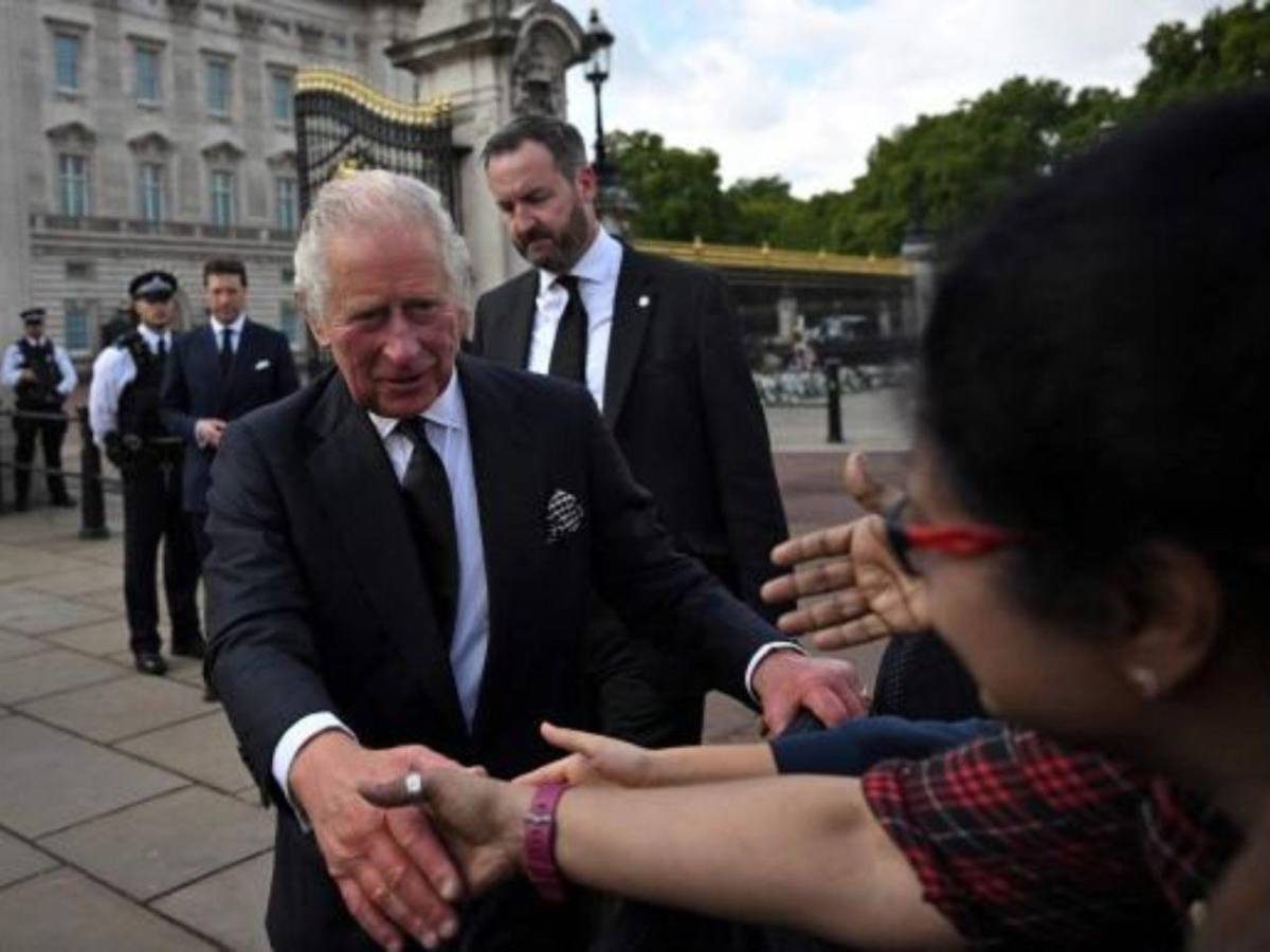 El rey Carlos III llega al Palacio de Buckingham y es ovacionado con un “¡Dios salve al rey!”