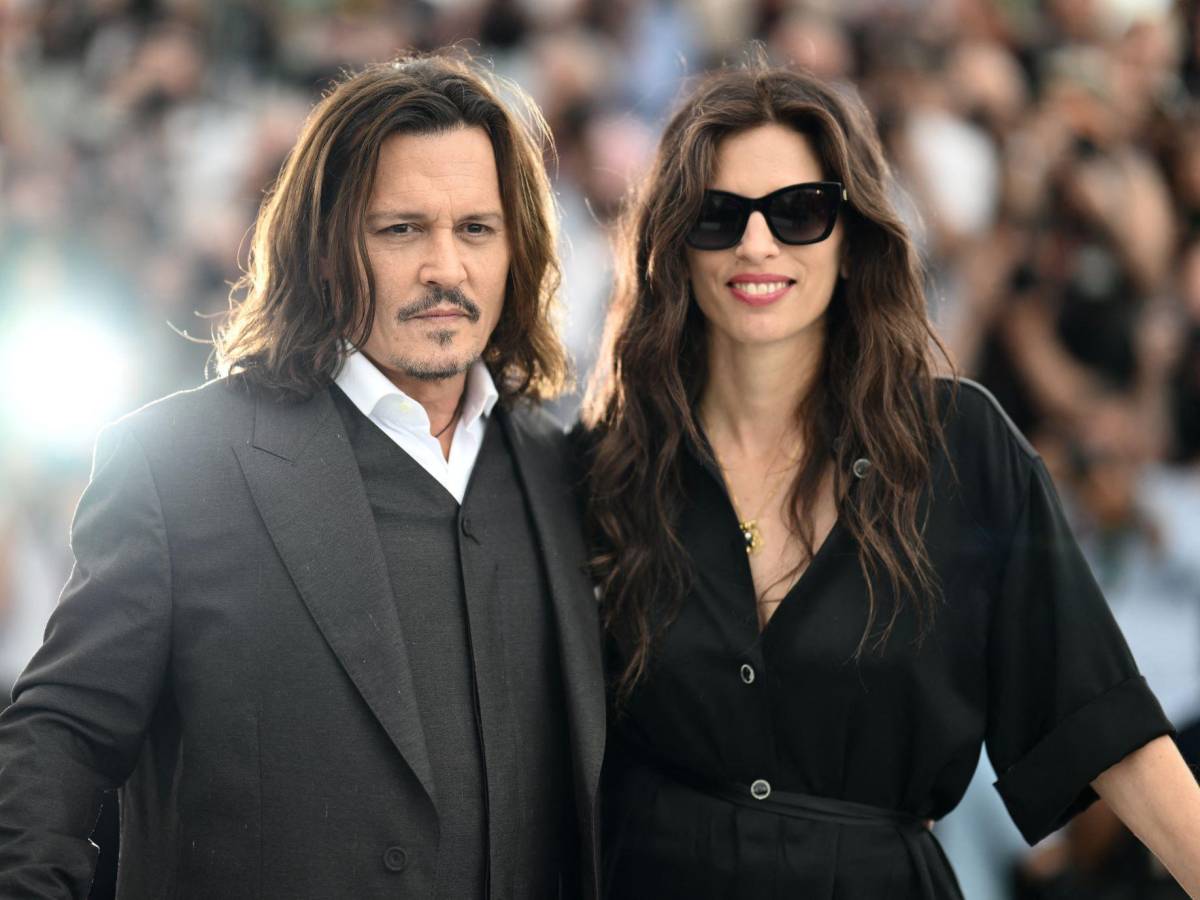 La guionista francesa Maiwenn con el actor Johnny Depp a su llegada al Festival La guionista francesa Maiwenn con el actor Johnny Depp a su llegada al Festival