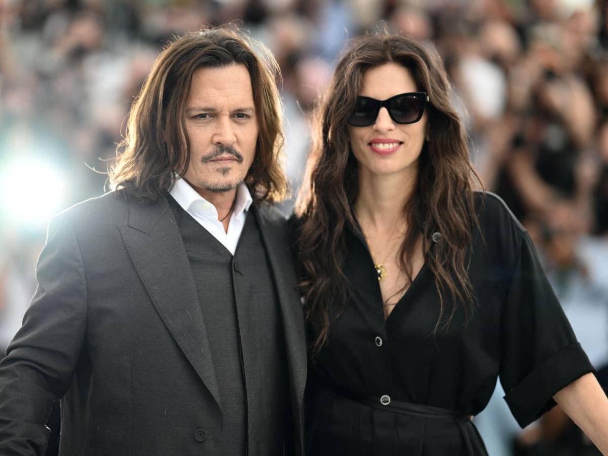 La guionista francesa Maiwenn con el actor Johnny Depp a su llegada al Festival