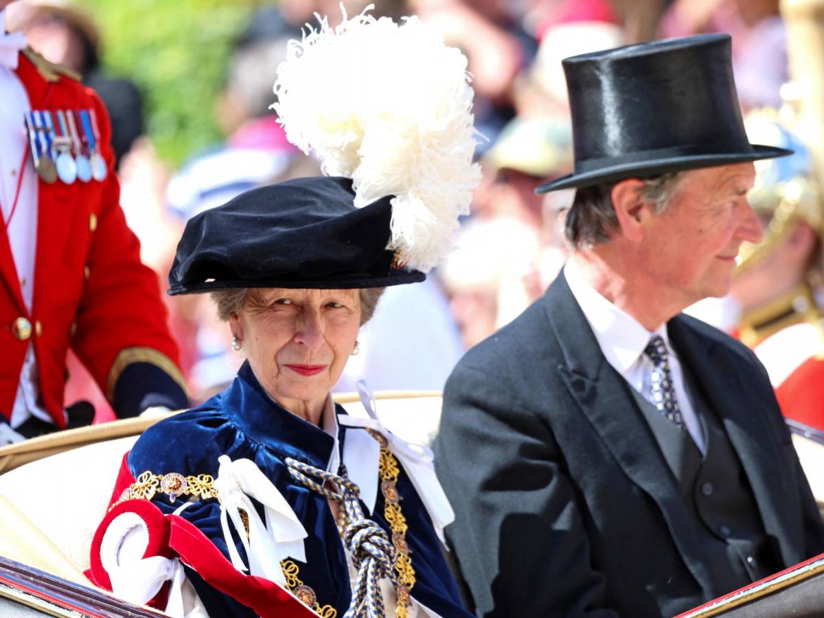 En esta imagen de archivo, la princesa Ana y su esposo Timothy Laurence se dirigen a un servicio en la St George's Chapel En esta imagen de archivo, la princesa Ana y su esposo Timothy Laurence se dirigen a un servicio en la St George's Chapel