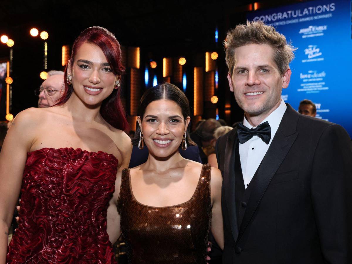 America posa con su esposo Ryan Piers Williams y con la cantante Dua Lipa America posa con su esposo Ryan Piers Williams y con la cantante Dua Lipa