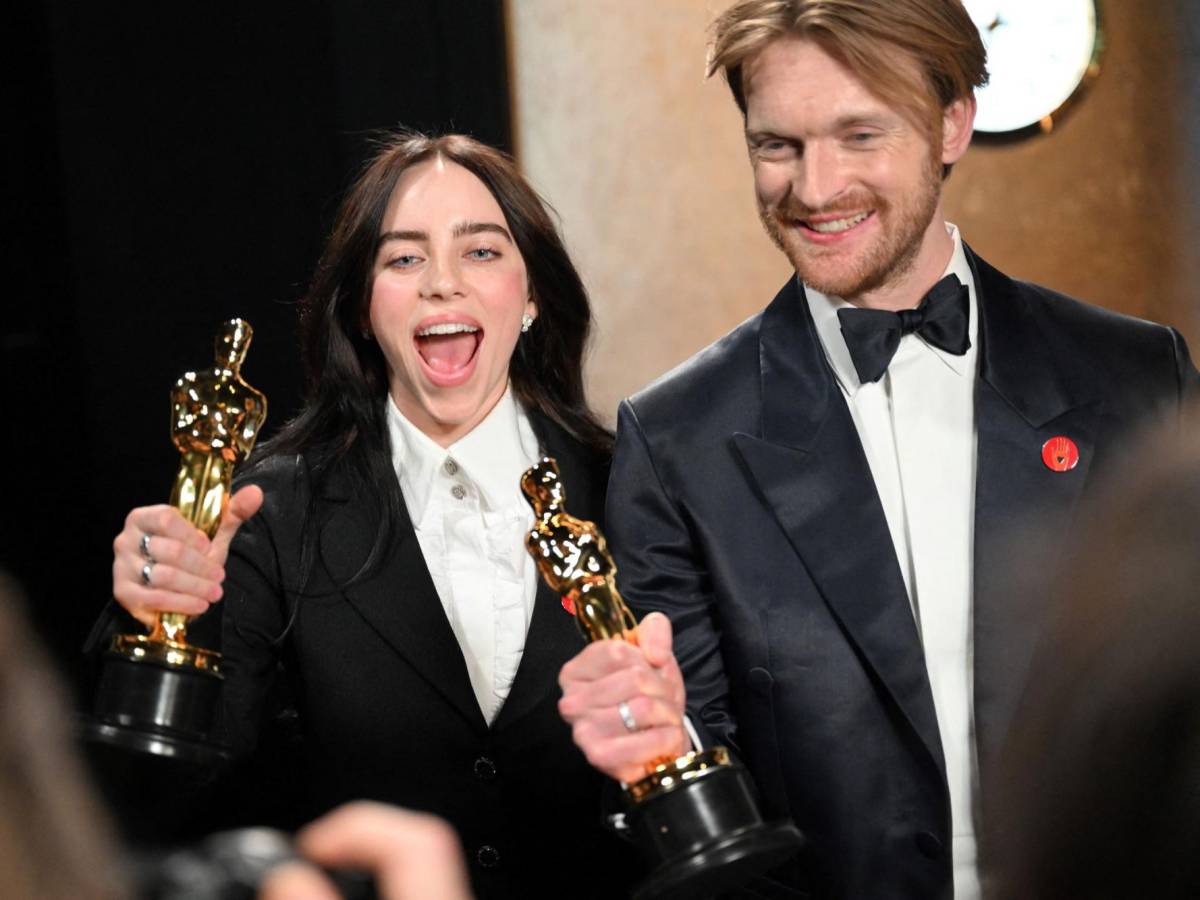 Billie Eilish y su hermano Finneas al recibir el Oscar como Mejor Canción por <i>What Was I Made For? , </i>tema de Barbie