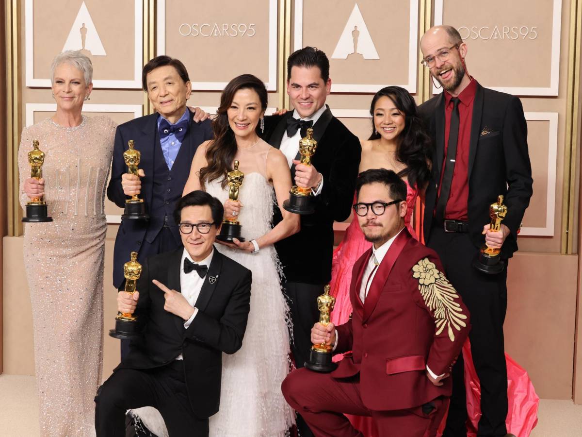 El team ganador de “<i>Todo en todas partes al mismo tiempo</i>” Jamie Lee Curtis, James Hong, Ke Huy Quan, Michelle Yeoh, Jonathan Wang, Daniel Kwan, Stephanie Hsu y Daniel Scheinert El team ganador de “<i>Todo en todas partes al mismo tiempo</i>” Jamie Lee Curtis, James Hong, Ke Huy Quan, Michelle Yeoh, Jonathan Wang, Daniel Kwan, Stephanie Hsu y Daniel Scheinert