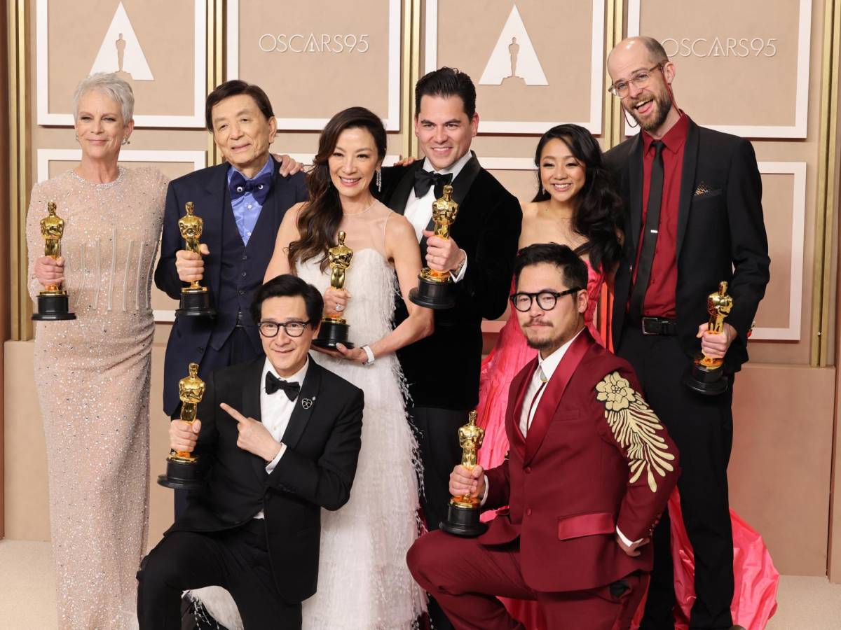 El team ganador de “<i>Todo en todas partes al mismo tiempo</i>” Jamie Lee Curtis, James Hong, Ke Huy Quan, Michelle Yeoh, Jonathan Wang, Daniel Kwan, Stephanie Hsu y Daniel Scheinert