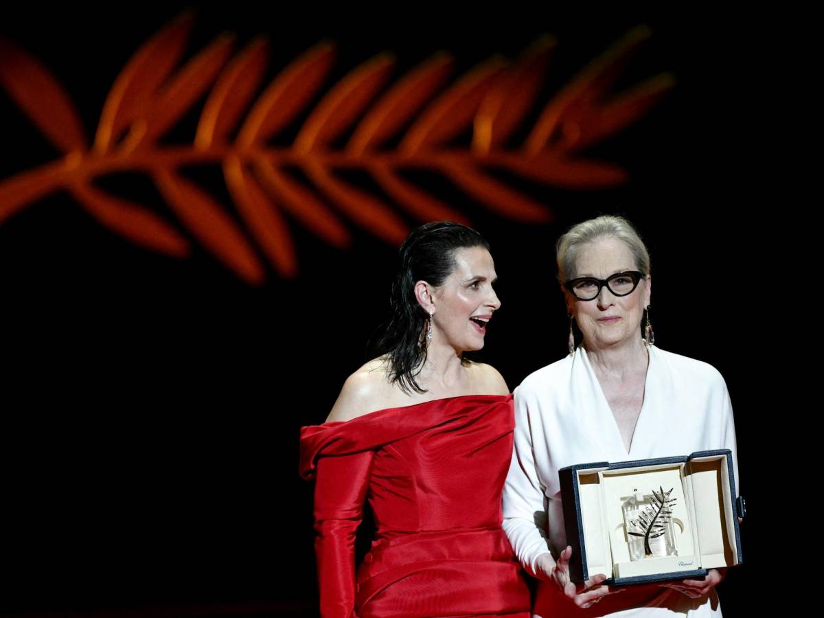 Meryl Streep posa con la actriz francesa Juliette Binoche quien le entregó la Honorary Palme d'Or durante la ceremonia de apertura del festival Meryl Streep posa con la actriz francesa Juliette Binoche quien le entregó la Honorary Palme d'Or durante la ceremonia de apertura del festival